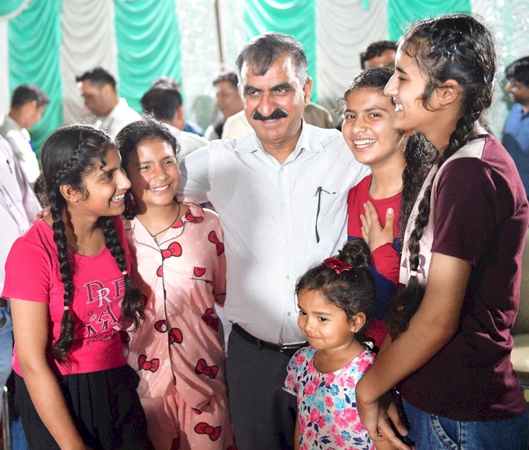 नादौन प्रवास में बच्चों के साथ नजर आया मुख्यमंत्री का विशेष लगाव........ सुक्खू सर’ से मिलने दूर गांव से पहुंचे बच्चे