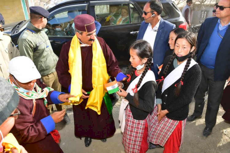 छात्रा के आग्रह पर स्कूल का निरीक्षण करने पहुंचे मुख्यमंत्री........ नए स्कूल भवन के लिए तीन करोड़ रुपये की घोषणा......