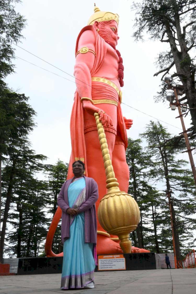 राष्ट्रपति  जाखू मंदिर में पूजा-अर्चना की.....