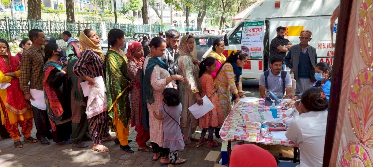 रेणुका जी मदिर परिसर में .........200 भक्तों की हुई मुफ्त स्वास्थ्य जाँच