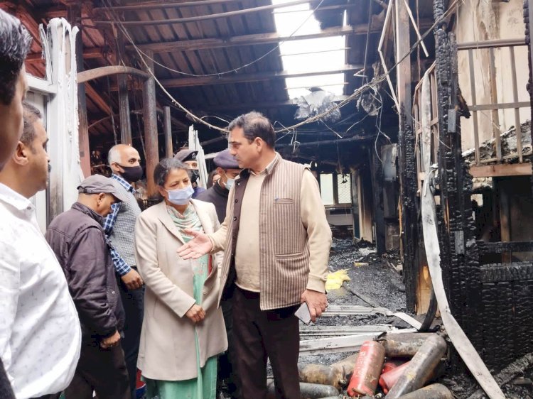 आईजीएमसी शिमला में हुई आगजनी की घटना का सीपीएस संजय अवस्थी ने लिया जायजा कहा....आगजनी से 50 से 60 लाख के नुकसान की आशंका....कैफेटेरिया संचालक के खिलाफ सख्त कार्यवाही के दिए निर्देश