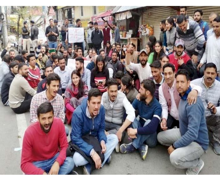 शिक्षक भर्ती के विरोध में सड़कों पर उतरे युवा, सरकार के खिलाफ की नारेबाजी