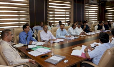 आम लोगों के कार्यों का त्वरित निष्पादन करें राजस्व अधिकारी-सुमित खिमटा...... नाहन में जिला के राजस्व अधिकारियों की बैठक आयोजित.......