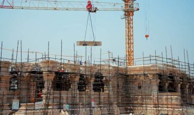 दिखने लगा श्रीराम जन्मभूमि मंदिर  का स्वरूप,,,,,,,,,भूतल के खम्बों पर रखे जा रहे है बीम.......