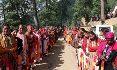 मुख्य संसदीय सचिव सुंदर सिंह ठाकुर ने........ शिलीराजगिरी पंचायत के में  भूमि पूजन कर  खारका रोलगी लिंक सड़क निर्माण का शुभारंभ किया.....