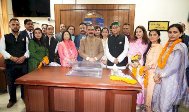 शिमला नगर निगम के......... नव निर्वाचित महापौर एवं उप-महापौर ने मुख्यमंत्री से भेंट की......