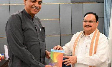 जगत प्रकाश नड्डा से मिले संजय टंडन...... राजनीतिक स्थितियों पर विस्तृत चर्चा की.......अपनी पुस्तक सनरेज फॉर वेडनेसडे की भेंट....