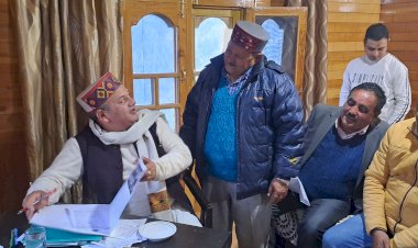 पांगी घाटी में.......विधायक डॉ. जनक राज  पुंटो गांव से आये एक बुजुर्ग का चेकअप करते नजर आए...जनक राज  जनता का धन्यवाद करने पहुंचे थे.......