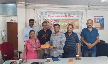 अंतर्राष्ट्रीय मधुमक्खी दिवस पर मधुमक्खी पालकों को बांटे किसान क्रेडिट कार्ड