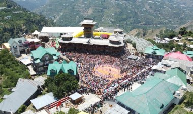 डूमेश्वर देवता मंदिर गुठान में उमड़ा भक्तों का  सैलाब...... 22 रियासतों का भ्रमण करने उपरांत गुठान में डूमेश्वर देवता का देवयज्ञ आरंभ......