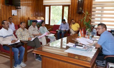 संभावित आपदाओं से निपटने के लिये मानव शक्ति व मशीनरी सज रखें समस्त विभाग-सुमित खिमटा..................... नाहन में जिला आपदा प्रबंधन की बैठक आयोजित........