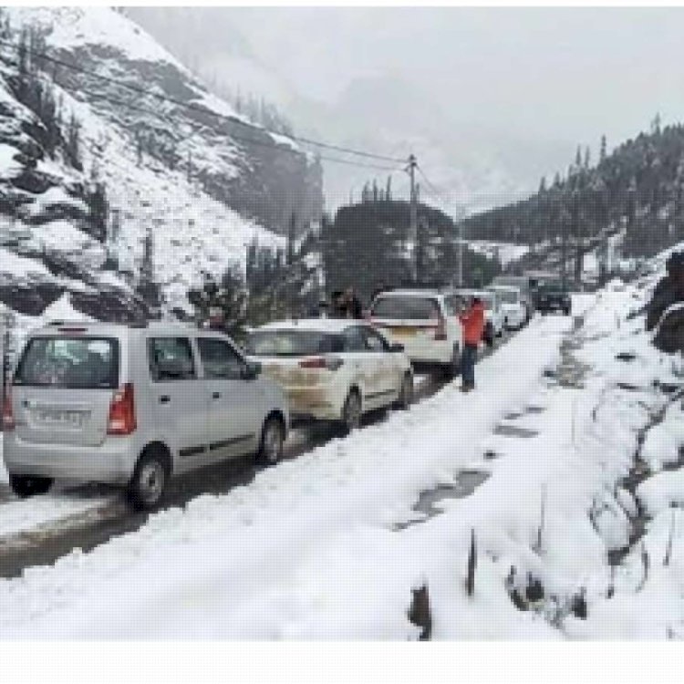 बर्फबारी में फंसे 250 मजदूर , अटल टनल से वाहनों की आवाजाही बंद.....