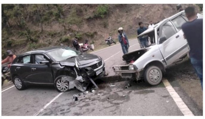 शिमला हाईवे पर दो कारों के बीच भिडंत,हादसे घायल हुए चार लोग घायल
