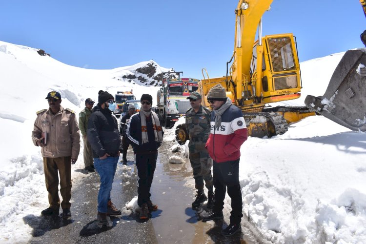 जिला प्रशासन ने लिया बरालाचा दर्रा (4850 मीटर ) सड़क मार्ग का जायजा....... एक सप्ताह के भीतर हलके वाहनों के लिए खोला जाये गा बारालाचा दर्रा .....
