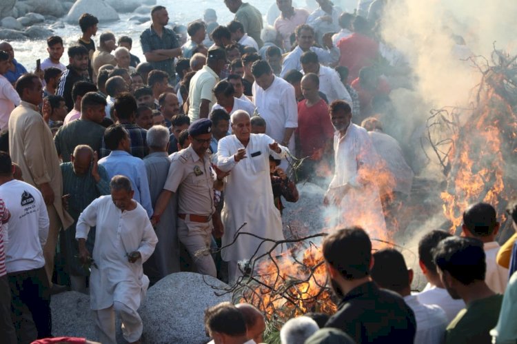 उथड़ाग्रां दुर्घटना में जान गवाने वालों के अंतिम संस्कार में शामिल हुए कृषि मंत्री....... घर जाकर प्रकट की सरकार की ओर से संवेदनाएँ......