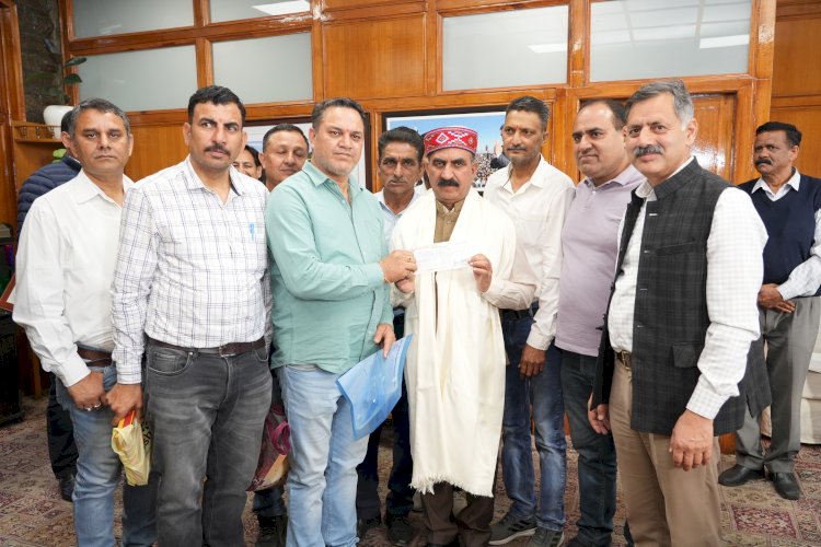 ज़िला ट्रक आपरेटर सहकारी संघ, बरमाणा ने...... मुख्यमंत्री को 11 लाख रुपए का चैक भेंट किया.....
