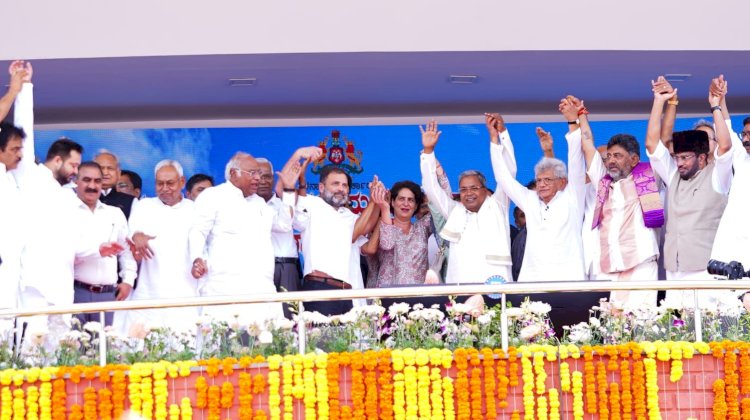 मुख्यमंत्री ने कर्नाटक के मुख्यमंत्री सिद्धारमैया को बधाई दी........