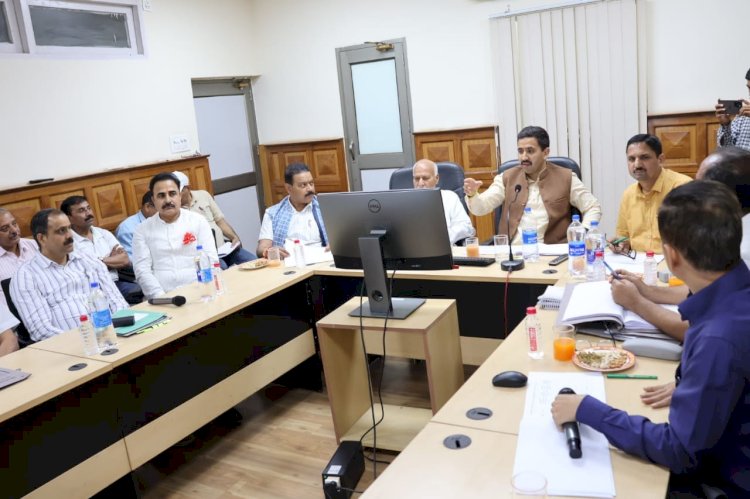 लोक निर्माण विभाग मंत्री ने ली विभागीय अधिकारियों की बैठक.... विकास कार्यों की वस्तुस्थिति और प्रगति का लिया जायजा.....