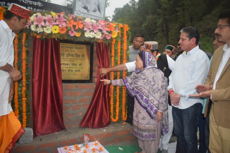 सांसद प्रतिभा सेउबाग में अमृत सरोवर ,,,, पुलिया तथा धर्म बाग़ (पार्क) का लोकार्पण किया......25 लाख रुपये की लागत से बनेगा ग्रामीण हाट।...