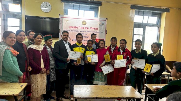 प्रश्नोत्तरी प्रतियोगिता में......... रा.वा.मा.पा कल्पा की////// काव्य कुमारी व शिखा ने प्राप्त किया प्रथम स्थान