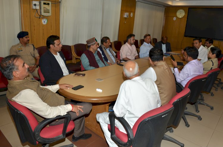 कांगड़ा के विकास के लिए मोमबत्ती की रोशनी में भी करूंगा बैठकः मुख्यमंत्री................. रात आठ बजे विद्युत आपूर्ति बाधित होंने के बावजूद मुख्यमंत्री अधिकारियों के साथ मिनी सचिवालय में करते रहे बैठक.....