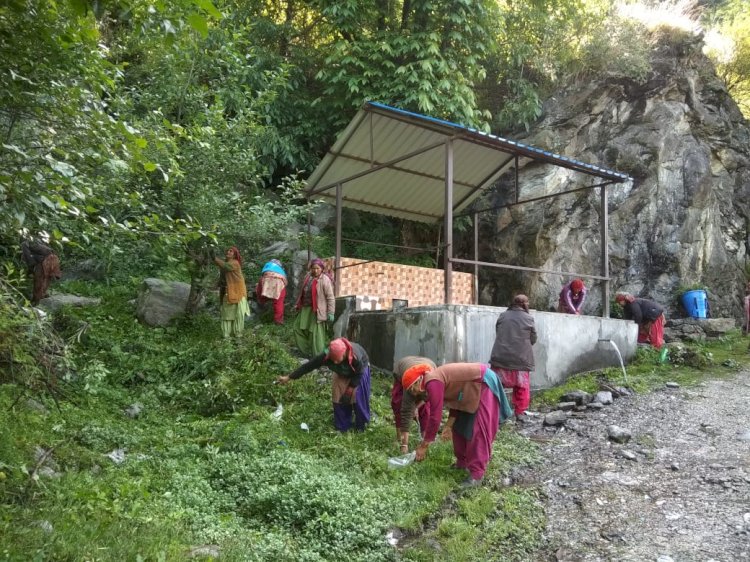 विशेष सफाई अभियान........ निचार विकास खंड में किया गया........ साफ-सफाई का कार्य.......