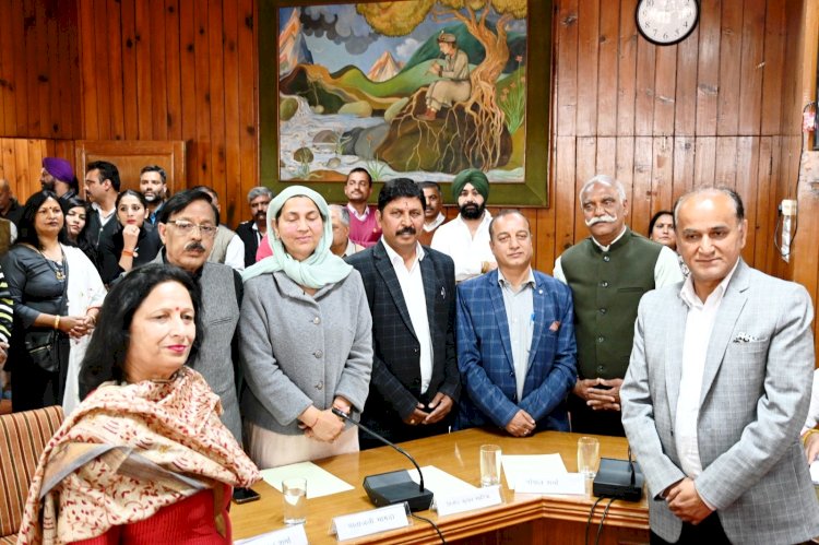 उपायुक्त ने.....मनोनीत पार्षदों को दिलाई शपथ....