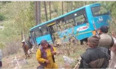 एचआरटीसी बस...... 300 फीट गहरी खाई में गिरी , चालक - परिचालक सहित 45 यात्री घायल.......