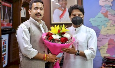 विक्रमादित्य सिंह ने केंद्रीय नागरिक विमानन मंत्री से की भेंट