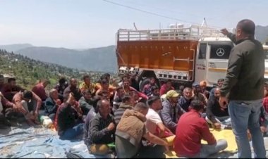 NH 707 पर मजदूरों का धरना....बिना नोटिस काम से निकालने के आरोप.... कम्पनी पर मनमानी करने के लगे आरोप......शहीद परिवार के साथ भी हुई धोखाधड़ी : CITU