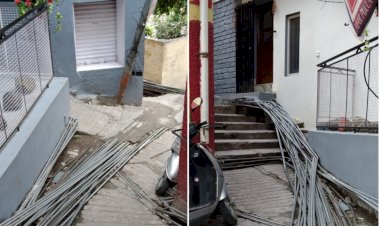 गुन्नुघाट बाजार के नजदीक गली में ....पाईप ज्यादा ,पैदल चलने की जगह कम....करीब पांच फु ट की गली पाईपों की वजह से यहां दो फु ट की रह गई....