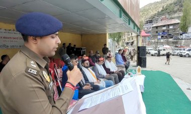 वॉलीबॉल विजेताओं को विधायक रवि ठाकुर ने ट्रॉफी प्रदान कर किया सम्मानित