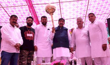 ऊना जिला की विभिन्न यूनियनों ने उपमुख्यमंत्री को किया सम्मानित...... सरकार द्वारा विभिन्न टैक्स माफ करने के चलते सम्मान समारोह किया गया आयोजित