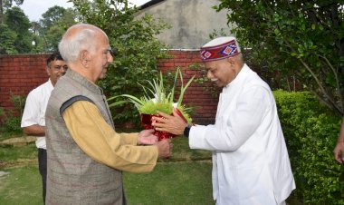 राज्यपाल ने की शांता कुमार से भेंट.......प्रदेश की समृद्ध संस्कृति और भौगोलिक क्षेत्र की  चर्चा की...