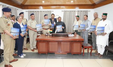 पुलिस के आधुनिकीकरण के लिए पर्याप्त राशि व स्टाफ सुनिश्चित किया जाएगा...... मुख्यमंत्री ने पुलिस विभाग की कॉफी टेबल बुक जारी की.......