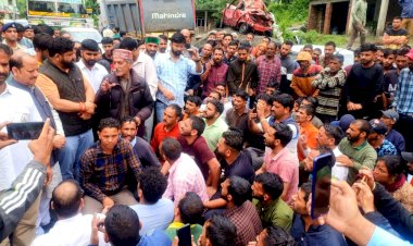 चंबा हादसे पर भाजपा उग्र.......  अमानवीय घटना पर सरकार  मूक दर्शक.....  मांगी उच्च स्तरीय जांच....  मुख्यमंत्री तो क्या सरकार का कोई मंत्री भी परिवार से संवेदना प्रकट करने नहीं पहुंचा.......