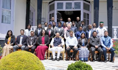 राज्यपाल से .....एच.पी.ए.एस. प्रशिक्षु अधिकारियों ने की भेंट....