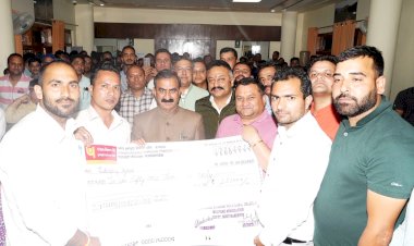 मुख्यमंत्री सुख आश्रय कोष के लिए 2.51 लाख रुपये का चेक भेंट ......