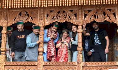 रोहड़ू की सड़को के सुधारीकरण पर व्यय होंगे 134 करोड़ - विक्रमादित्य सिंह.... विक्रमादित्य सिंह ने प्रतिभा सिंह के साथ गवास गांव में गुड़ारू देवता मंदिर में नवाया शीश....