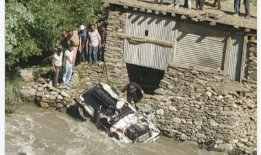 अनियंत्रित हो कर गहरे नाले में गिरी कार , एक का शव बरामद दो लापता