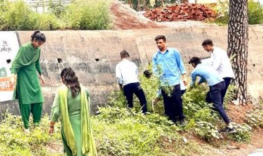 हमीरपुर में आईटीआई प्रशिक्षुओं ने उखाड़ी भांग