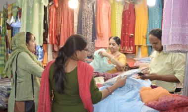 शॉपिंग फेस्टिवल में फुलकारी सूट और जयपुरी कुर्ती की धूम...... खानपान और मनोरंजन की भी मिल फुल वैरायटी......