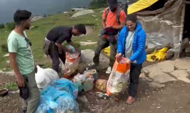 चूड़धार में प्लास्टिक कचरा के ढेरों से आहत हुई..... पर्वतारोही  बलजीत कौर.....बलजीत की टीम ने  करीब 35 किलो कचरा एकत्र किया.....