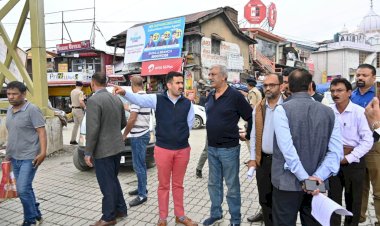 शिमला शहर को जाम मुक्त बनाने के लिए लोक निर्माण मंत्री ने सर्कुलर रोड का किया निरीक्षण..... कहा..निरिक्षण के दौरान पाई गई बाधाओं को हटाने के लिए समिति का होगा गठन, विस्तृत कार्य योजना को मुख्यमंत्री से चर्चा उपरांत किया जायेगा क्रियान्वित....