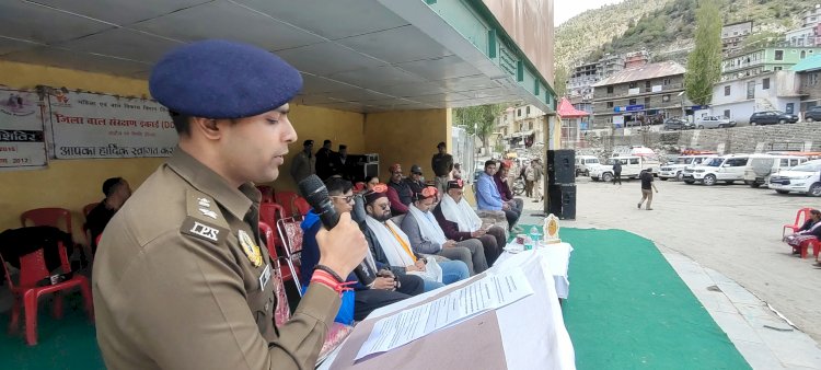 वॉलीबॉल विजेताओं को विधायक रवि ठाकुर ने ट्रॉफी प्रदान कर किया सम्मानित