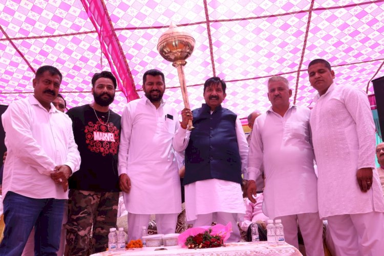 ऊना जिला की विभिन्न यूनियनों ने उपमुख्यमंत्री को किया सम्मानित...... सरकार द्वारा विभिन्न टैक्स माफ करने के चलते सम्मान समारोह किया गया आयोजित