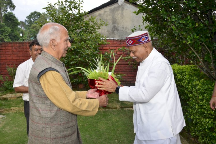 राज्यपाल ने की शांता कुमार से भेंट.......प्रदेश की समृद्ध संस्कृति और भौगोलिक क्षेत्र की  चर्चा की...