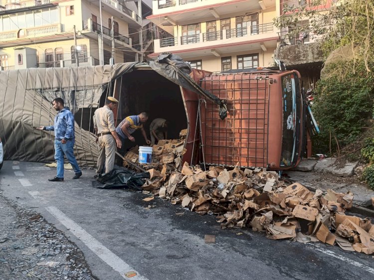 नाहन में अवैध शराब ले जा रहा ट्रक हुआ दुर्घटनाग्रस्त....... भारी मात्रा में ट्रक में हो रही थी शराब की सप्लाई......