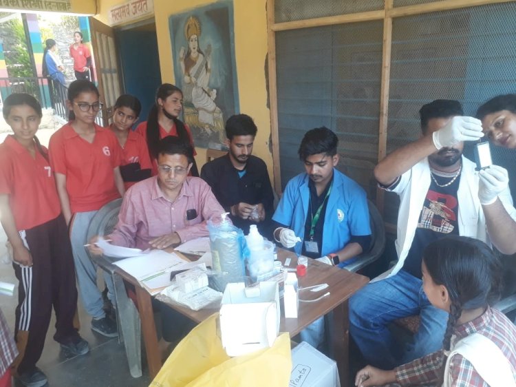 पंचायत घर बनोर  में 100  मरीजों की हुई मुफ्त स्वास्थ्य जाँच.........  साथ में 70 स्कूली बच्चों का एच बी और ब्लड ग्रुप जांचा ........