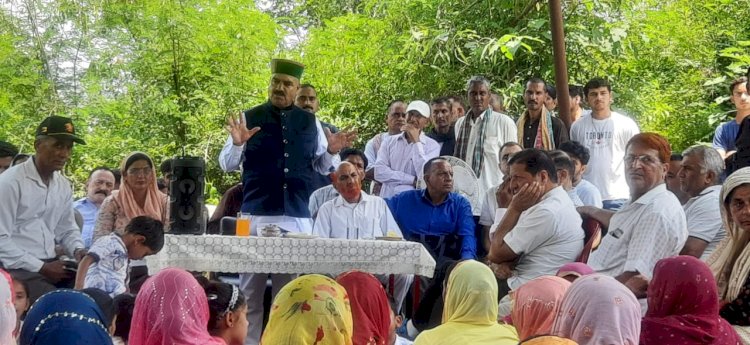 विधायक इंद्र दत्त लखनपाल ने..... गांव कसीरी  में  गांववासियों की समस्याएं सुनीं...